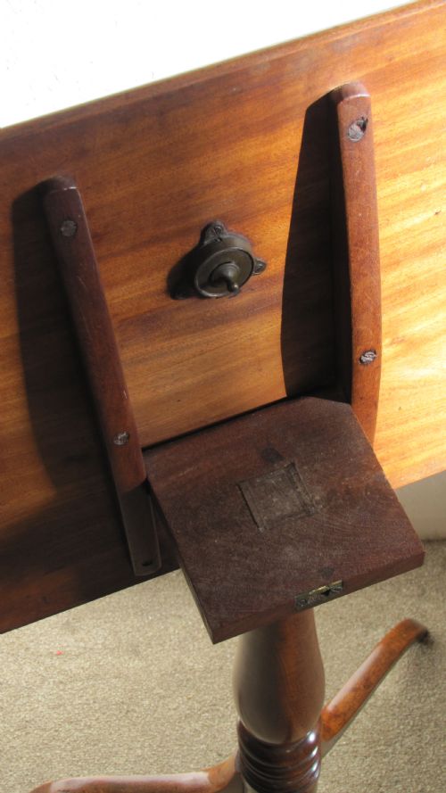 AN EARLY 19TH CENTURY MAHOGANY TILTTOP OCCASIONAL TABLE - ADDITIONAL PHOTO 3