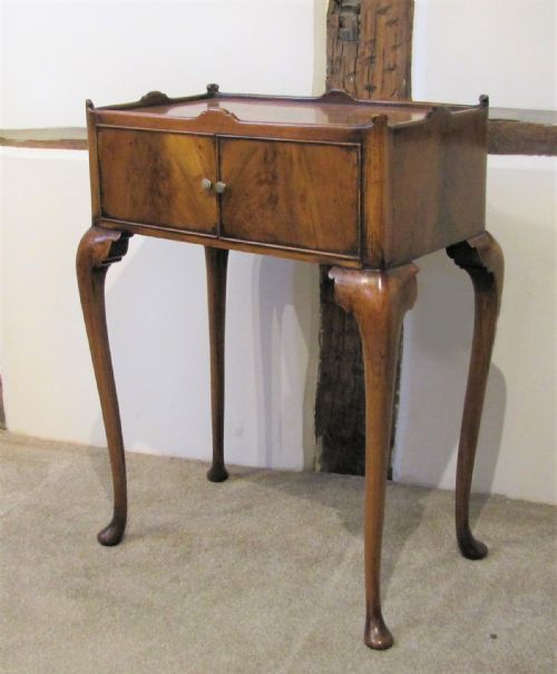 an elegant walnut occasional table - CATEGORY: ANTIQUE CUPBOARDS - DATED 1920