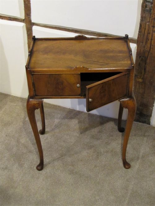 AN ELEGANT WALNUT OCCASIONAL TABLE - ADDITIONAL PHOTO 1