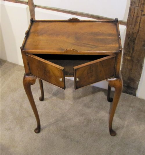 AN ELEGANT WALNUT OCCASIONAL TABLE - ADDITIONAL PHOTO 2