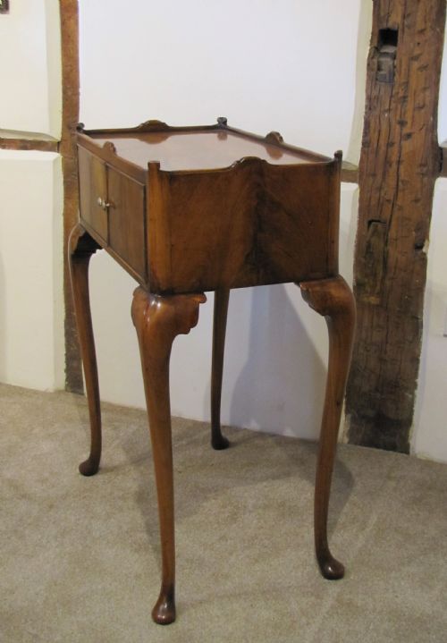 AN ELEGANT WALNUT OCCASIONAL TABLE - ADDITIONAL PHOTO 4