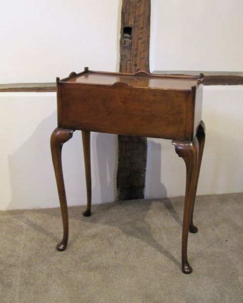 AN ELEGANT WALNUT OCCASIONAL TABLE - ADDITIONAL PHOTO 5