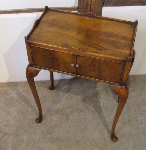 AN ELEGANT WALNUT OCCASIONAL TABLE - ADDITIONAL PHOTO 6