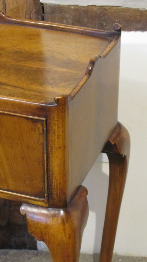 AN ELEGANT WALNUT OCCASIONAL TABLE - ADDITIONAL PHOTO 8