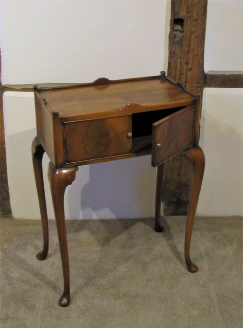 AN ELEGANT WALNUT OCCASIONAL TABLE - ADDITIONAL PHOTO 11