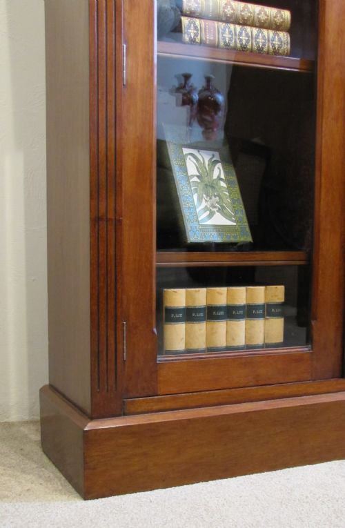 A GLAZED MAHOGANY BOOKCASE AWARDED AS A PRIZE FOR SOLO SINGING IN 1891 ST ANDREWS CHOIR SCHOOL IN LONDON - ADDITIONAL PHOTO 4