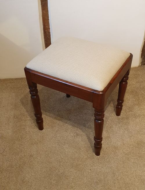 A FINE QUALITY LATE GEORGIAN MAHOGANY STOOL - ADDITIONAL PHOTO 1