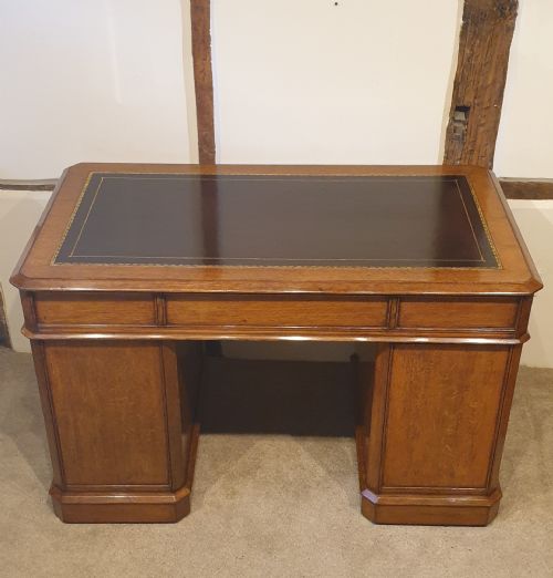 FINE LATE 19TH CENTURY OAK PEDESTAL DESK IN THE GOTHIC STYLE - ADDITIONAL PHOTO 3