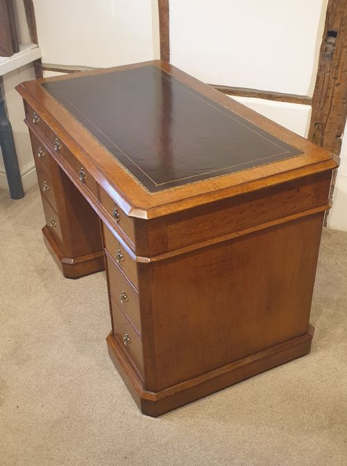 FINE LATE 19TH CENTURY OAK PEDESTAL DESK IN THE GOTHIC STYLE - ADDITIONAL PHOTO 4
