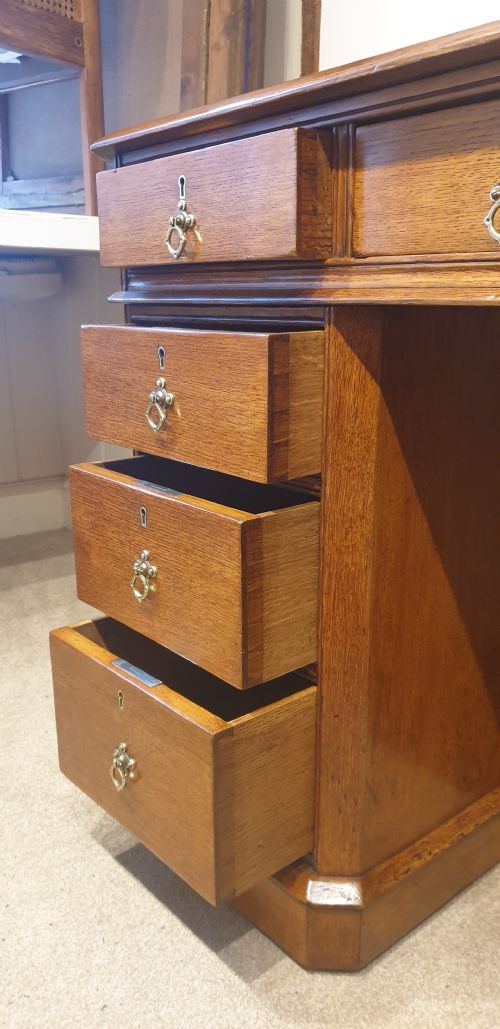 FINE LATE 19TH CENTURY OAK PEDESTAL DESK IN THE GOTHIC STYLE - ADDITIONAL PHOTO 5