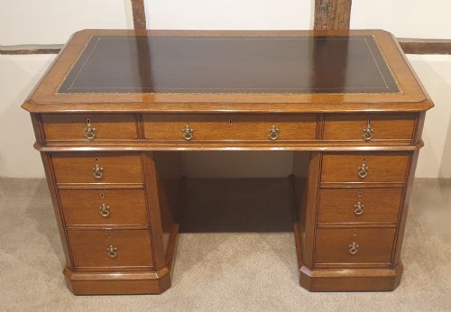 FINE LATE 19TH CENTURY OAK PEDESTAL DESK IN THE GOTHIC STYLE - ADDITIONAL PHOTO 8