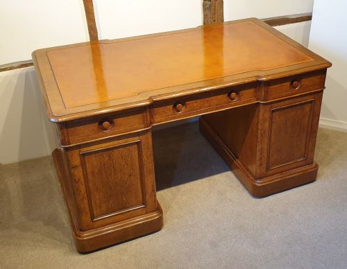 LATE 19TH CENTURY OAK PEDESTAL DESK WITH TURNED INSET HANDLES - ADDITIONAL PHOTO 8