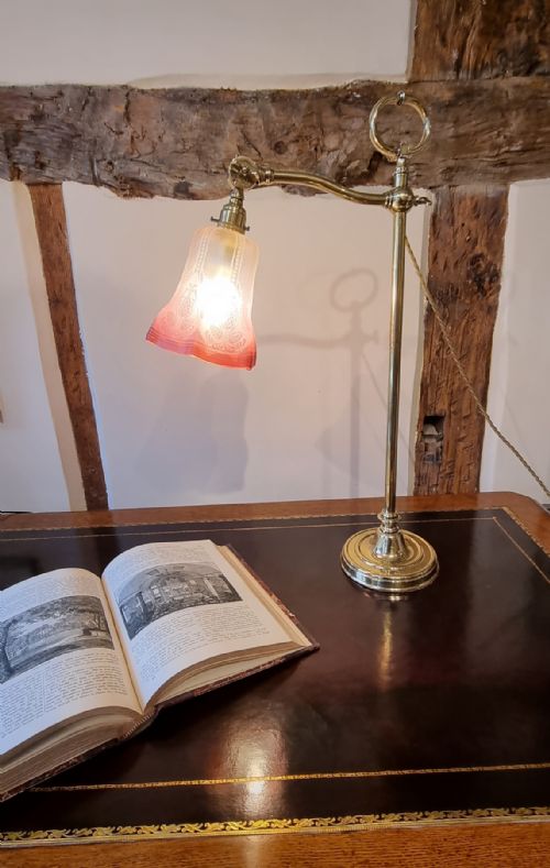 AN ANTIQUE BRASS RISE FALL STUDENTS DESK LAMP WITH DECORATED RUBY GLASS SHADE - ADDITIONAL PHOTO 6