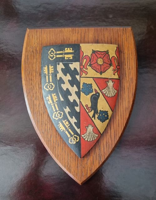 A PAIR OF EDWARDIAN ARMORIAL SHIELDS BY JAMES ROGERS OF OXFORD - ADDITIONAL PHOTO 1