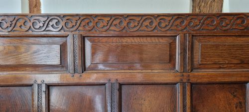 A CHARMING ANTIQUE ENGLISH OAK SETTLE - ADDITIONAL PHOTO 2