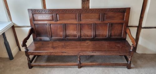 A CHARMING ANTIQUE ENGLISH OAK SETTLE - ADDITIONAL PHOTO 4