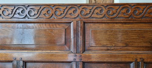 A CHARMING ANTIQUE ENGLISH OAK SETTLE - ADDITIONAL PHOTO 5