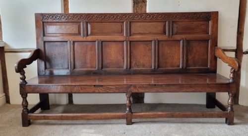 A CHARMING ANTIQUE ENGLISH OAK SETTLE - ADDITIONAL PHOTO 9