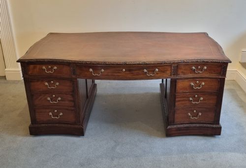 A FINE 19TH CENTURY SERPENTINE MAHOGANY PARTNER'S DESK IN THE MANNER OF THOMAS CHIPPENDALE CIRCA 1880 - ADDITIONAL PHOTO 2