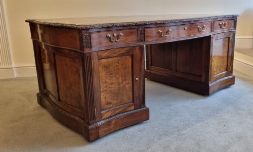 A FINE 19TH CENTURY SERPENTINE MAHOGANY PARTNER'S DESK IN THE MANNER OF THOMAS CHIPPENDALE CIRCA 1880 - ADDITIONAL PHOTO 3