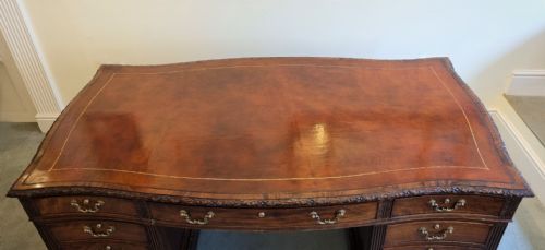 A FINE 19TH CENTURY SERPENTINE MAHOGANY PARTNER'S DESK IN THE MANNER OF THOMAS CHIPPENDALE CIRCA 1880 - ADDITIONAL PHOTO 9