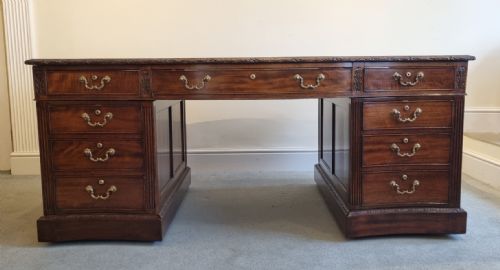 A FINE 19TH CENTURY SERPENTINE MAHOGANY PARTNER'S DESK IN THE MANNER OF THOMAS CHIPPENDALE CIRCA 1880 - ADDITIONAL PHOTO 10
