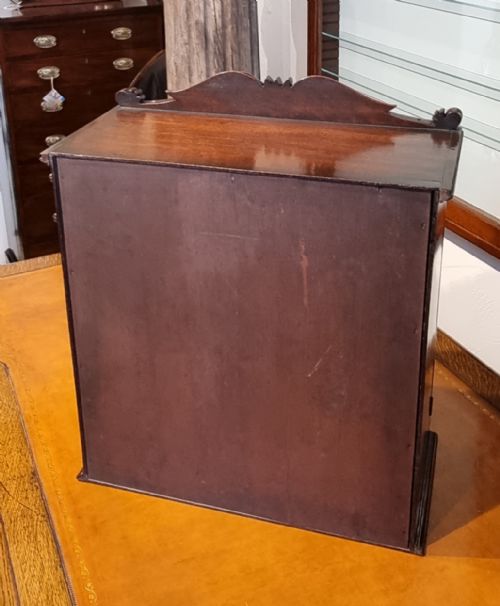 A MINIATURE MAHOGANY TABLETOP GLAZED CABINET CIRCA 1830 - ADDITIONAL PHOTO 4