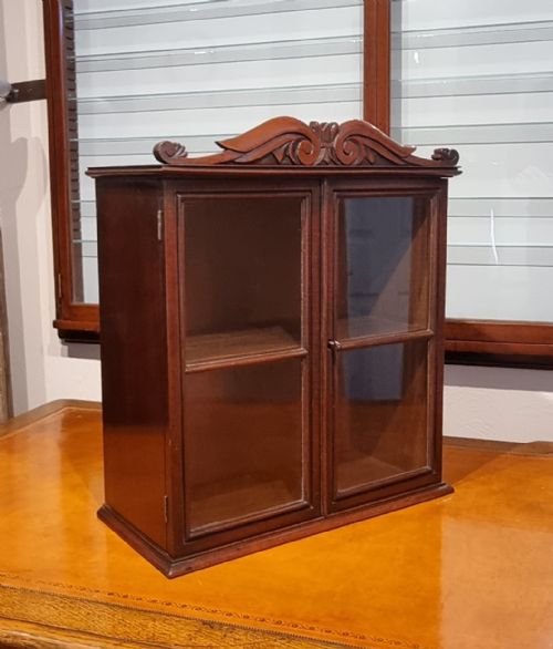 A MINIATURE MAHOGANY TABLETOP GLAZED CABINET CIRCA 1830 - ADDITIONAL PHOTO 5