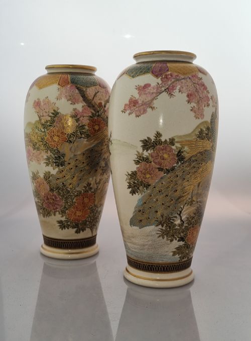 A FINE PAIR OF SATSUMA VASES WITH PEACOCKS FOLIAGE AND FLORAL DECORATION - ADDITIONAL PHOTO 1