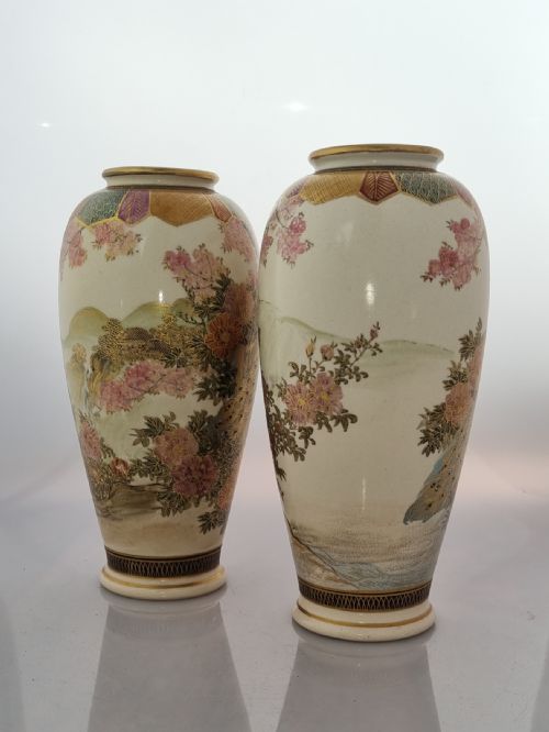 A FINE PAIR OF SATSUMA VASES WITH PEACOCKS FOLIAGE AND FLORAL DECORATION - ADDITIONAL PHOTO 2