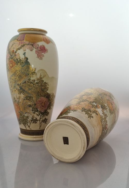 A FINE PAIR OF SATSUMA VASES WITH PEACOCKS FOLIAGE AND FLORAL DECORATION - ADDITIONAL PHOTO 3