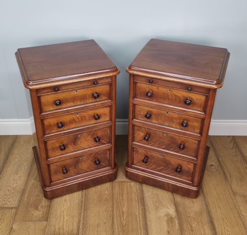 A FINE PAIR OF MAHOGANY PEDESTAL BEDSIDE CHESTS WITH BRUSHING SLIDES - ADDITIONAL PHOTO 2