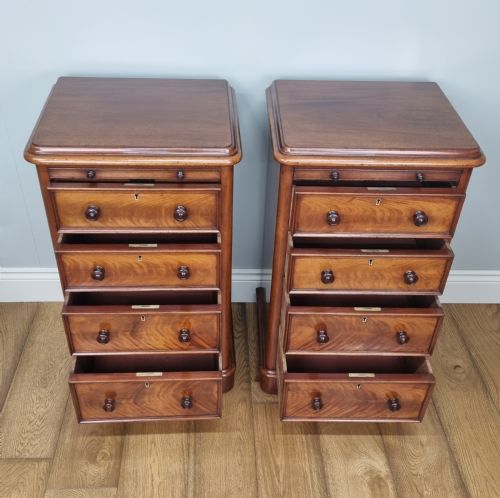 A FINE PAIR OF MAHOGANY PEDESTAL BEDSIDE CHESTS WITH BRUSHING SLIDES - ADDITIONAL PHOTO 4