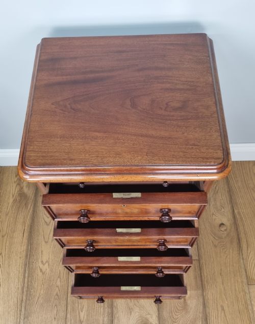 A FINE PAIR OF MAHOGANY PEDESTAL BEDSIDE CHESTS WITH BRUSHING SLIDES - ADDITIONAL PHOTO 5