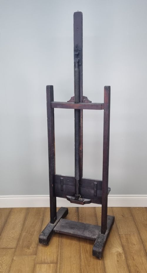 AN ADJUSTABLE ARTIST'S STUDIO EASEL - ADDITIONAL PHOTO 1