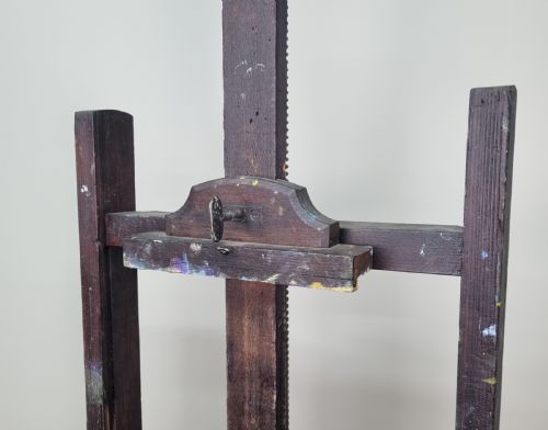 AN ADJUSTABLE ARTIST'S STUDIO EASEL - ADDITIONAL PHOTO 9