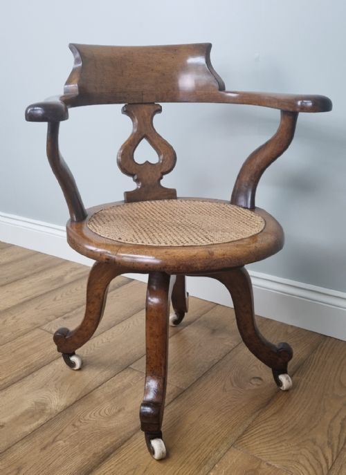 AN OAK SWIVEL DESK CHAIR WITH HEART SHAPED BACK - ADDITIONAL PHOTO 2