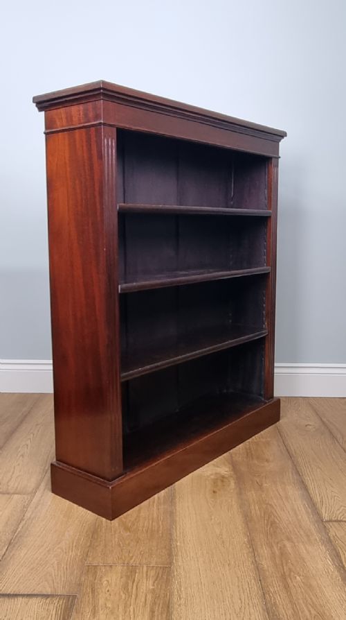 A SMALL EDWARDIAN MAHOGANY BOOKCASE - ADDITIONAL PHOTO 3