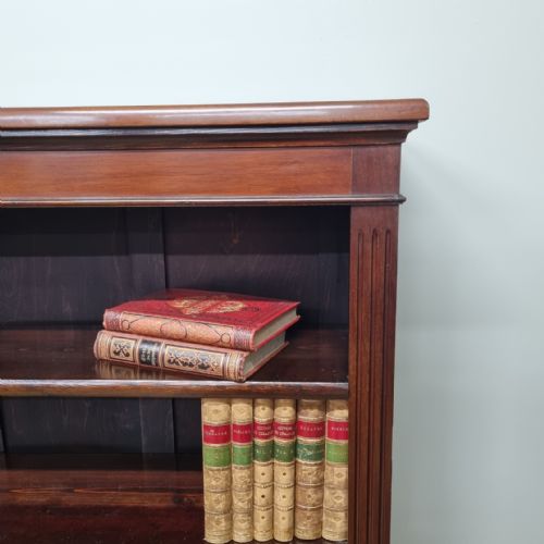 A SMALL EDWARDIAN MAHOGANY BOOKCASE - ADDITIONAL PHOTO 4