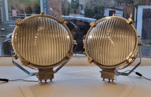 A LARGE PAIR OF INDUSTRIAL STEEL COPPER AND GUNMETAL FLOODLIGHTS CIRCA 1930 - ADDITIONAL PHOTO 1