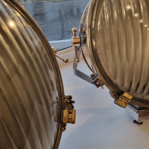 A LARGE PAIR OF INDUSTRIAL STEEL COPPER AND GUNMETAL FLOODLIGHTS CIRCA 1930 - ADDITIONAL PHOTO 4