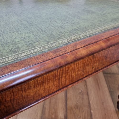 A FINE ANTIQUE MAHOGANY WRITING TABLE WITH FOUR DRAWERS CIRCA 1840 - ADDITIONAL PHOTO 3
