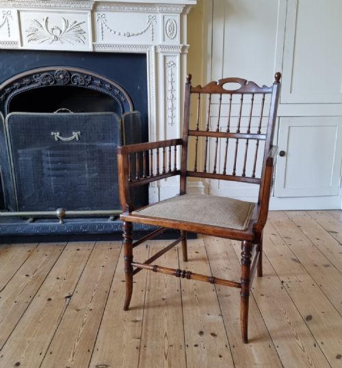 AN ARTS CRAFTS INSPIRED SPINDLE BACKED BEDROOM CHAIR - ADDITIONAL PHOTO 1