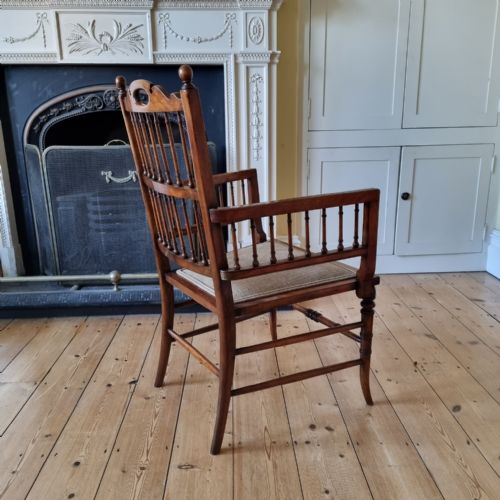 AN ARTS CRAFTS INSPIRED SPINDLE BACKED BEDROOM CHAIR - ADDITIONAL PHOTO 3