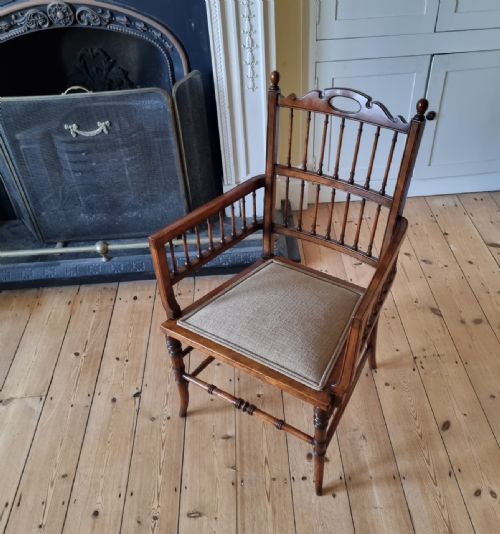 AN ARTS CRAFTS INSPIRED SPINDLE BACKED BEDROOM CHAIR - ADDITIONAL PHOTO 4