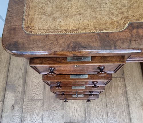 AN ANTIQUE BURR WALNUT PEDESTAL DESK ATTRIBUTED TO W J MANSELL OF LONDON CIRCA 1860 - ADDITIONAL PHOTO 5