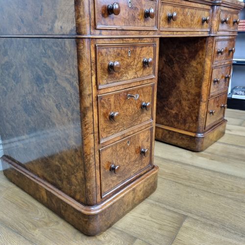 AN ANTIQUE BURR WALNUT PEDESTAL DESK ATTRIBUTED TO W J MANSELL OF LONDON CIRCA 1860 - ADDITIONAL PHOTO 10