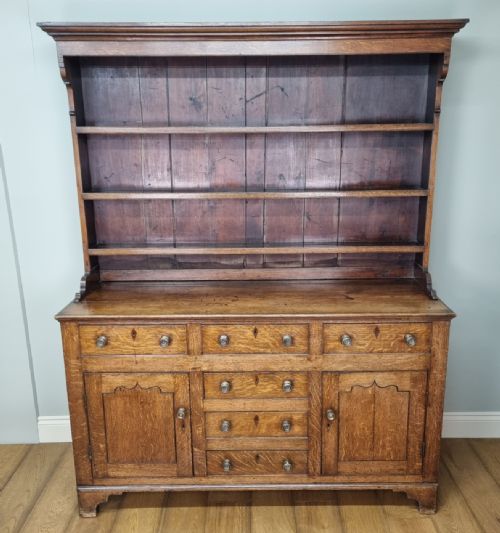 AN ANTIQUE GEORGIAN SIXDRAWER OAK WELSH DRESSER - ADDITIONAL PHOTO 1