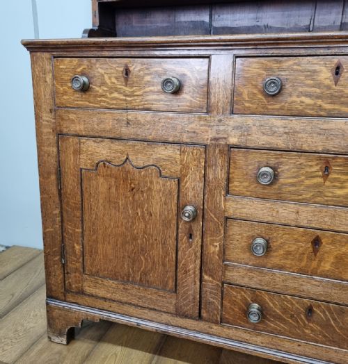 AN ANTIQUE GEORGIAN SIXDRAWER OAK WELSH DRESSER - ADDITIONAL PHOTO 4
