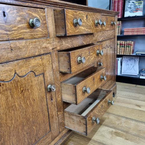 AN ANTIQUE GEORGIAN SIXDRAWER OAK WELSH DRESSER - ADDITIONAL PHOTO 5